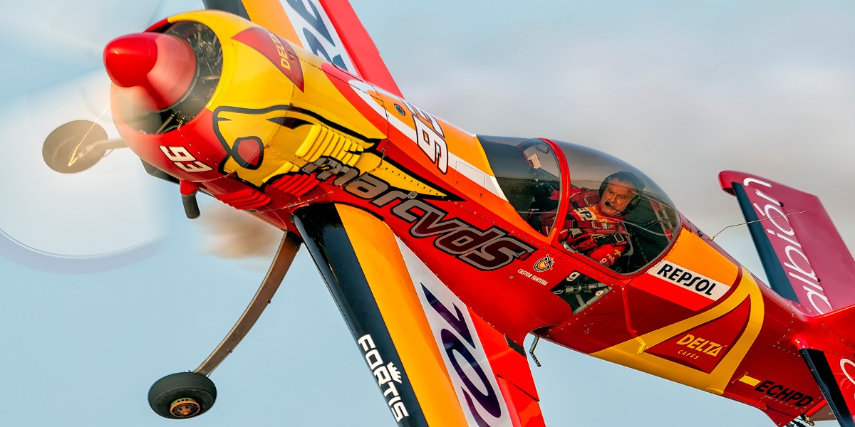Cástor Fantoba maniobra con su avión durante la competición