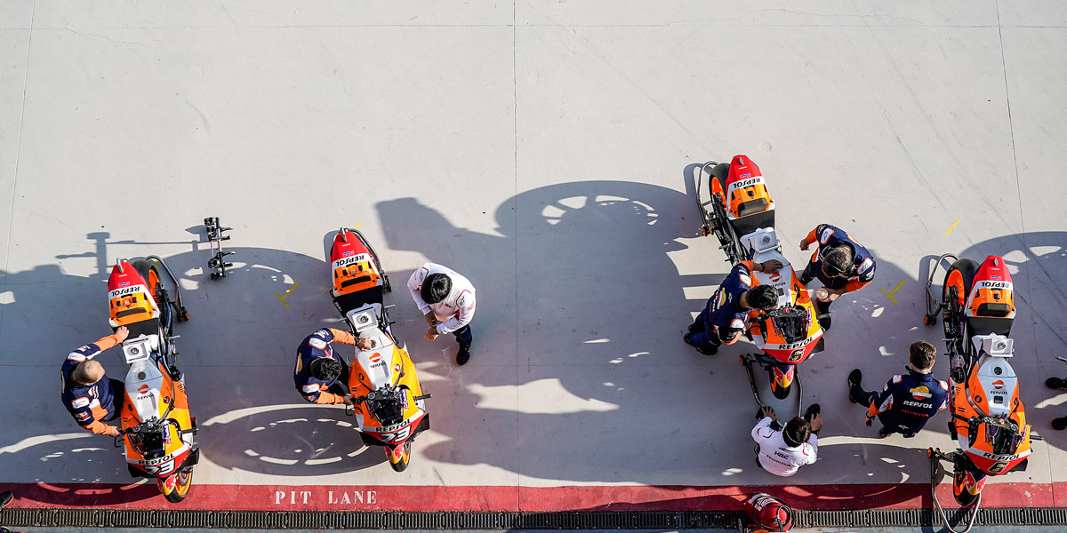 Técnicos Repsol honda trabajando en las motos