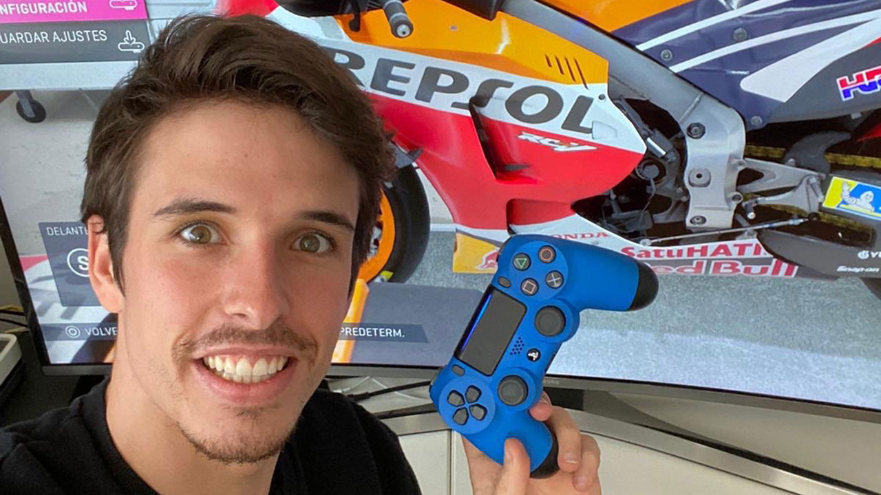 Álex Márquez con un mando de la Playstation