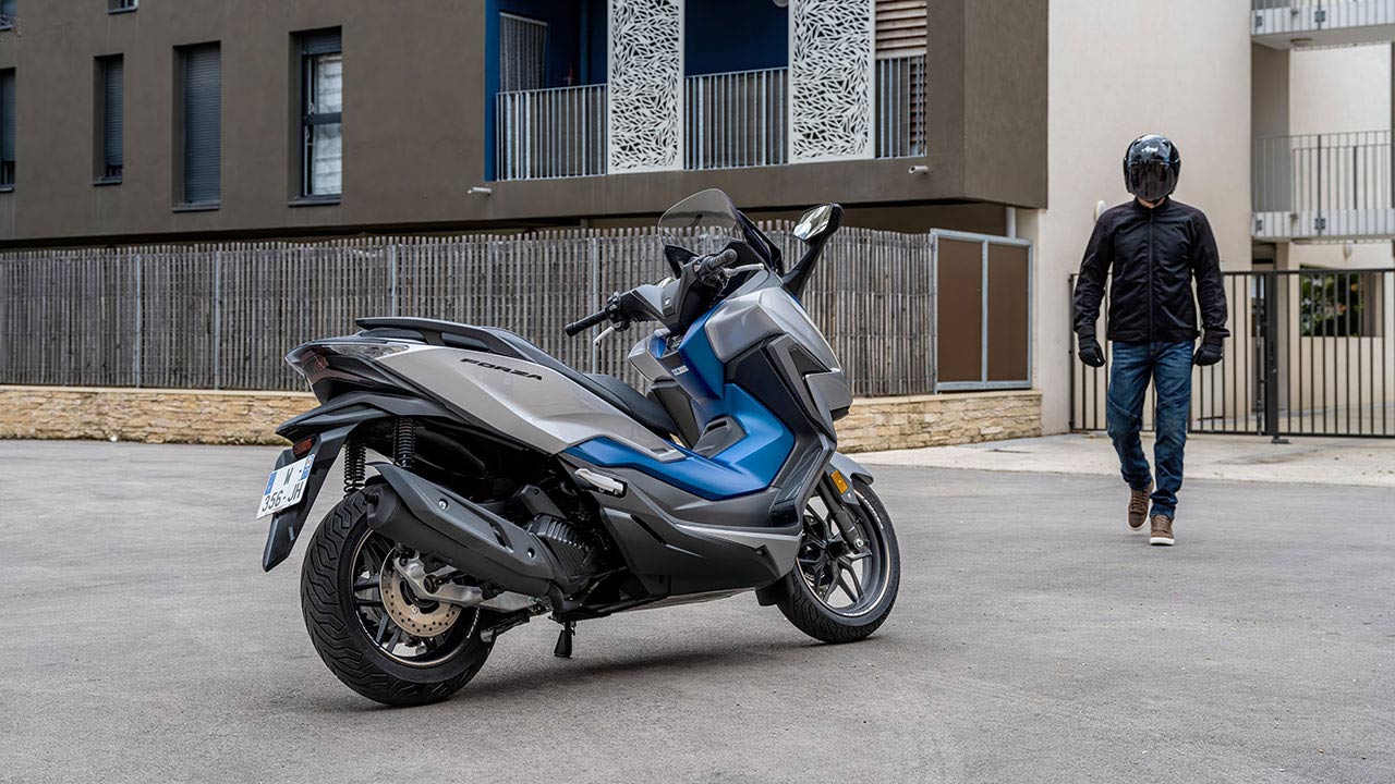 Honda Forza con motero acercándose