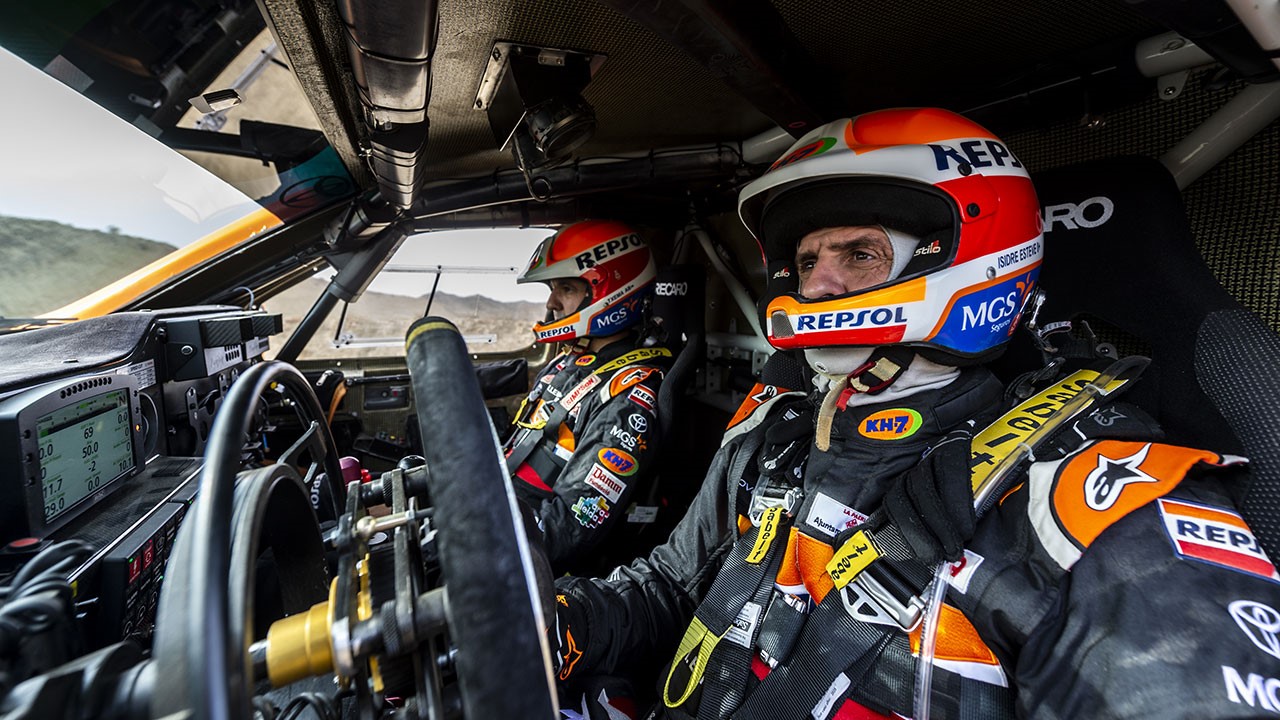 Isidre Esteve y Txema Villalobos en su Toyota Hilux