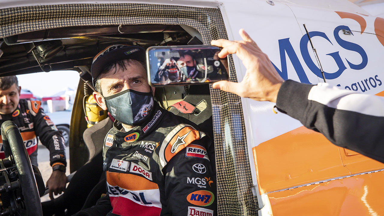 Isidre Esteve en su Toyota Hilux en el Dakar 2021 día 5