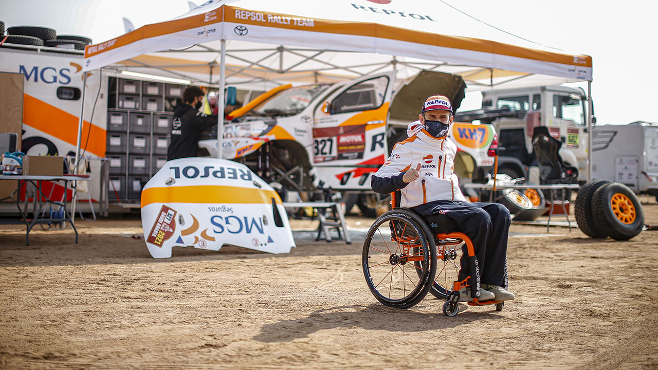 Isidre Esteve junto al motorhome en el Dakar 2021 día de descanso