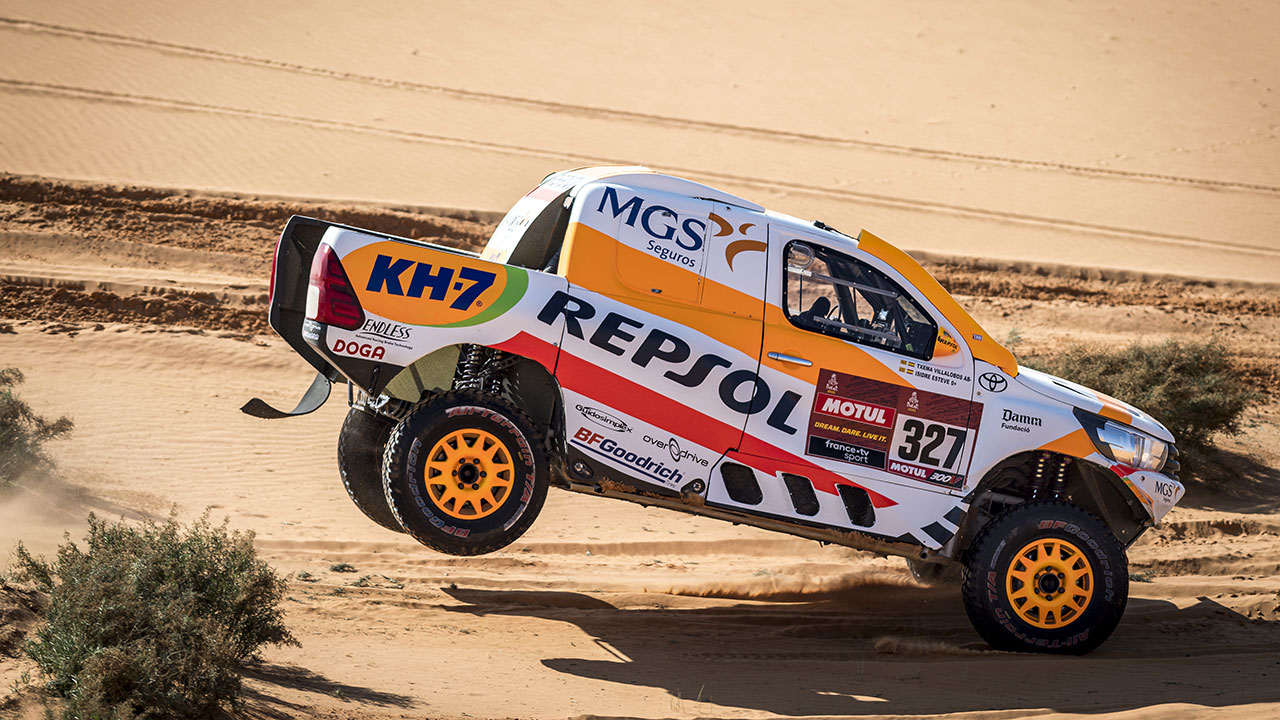 Isidre Esteve saltando con su Toyota Hilux en el Dakar 2021 día 6