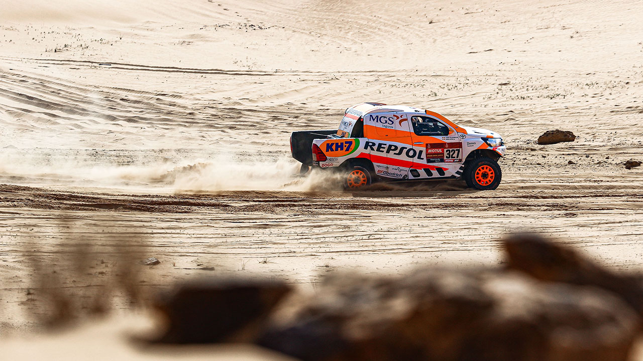 Isidre Esteve sobre arena en el Dakar 2021 día 8