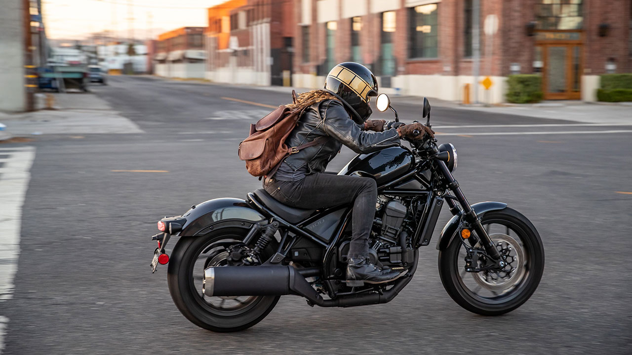 Motero en una honda rebel 1100 2021 por una calle