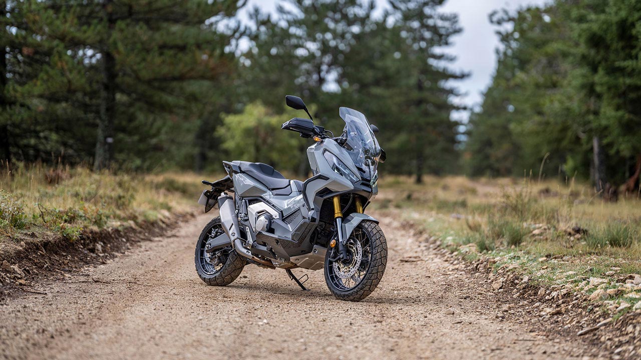 Honda X-ADV 2021 en una pista de tierra