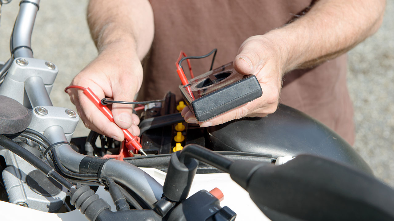 comprobando averías eléctricas en moto con un polímetro