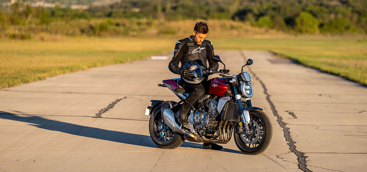 Motero sobre una moto parada, averías en moto