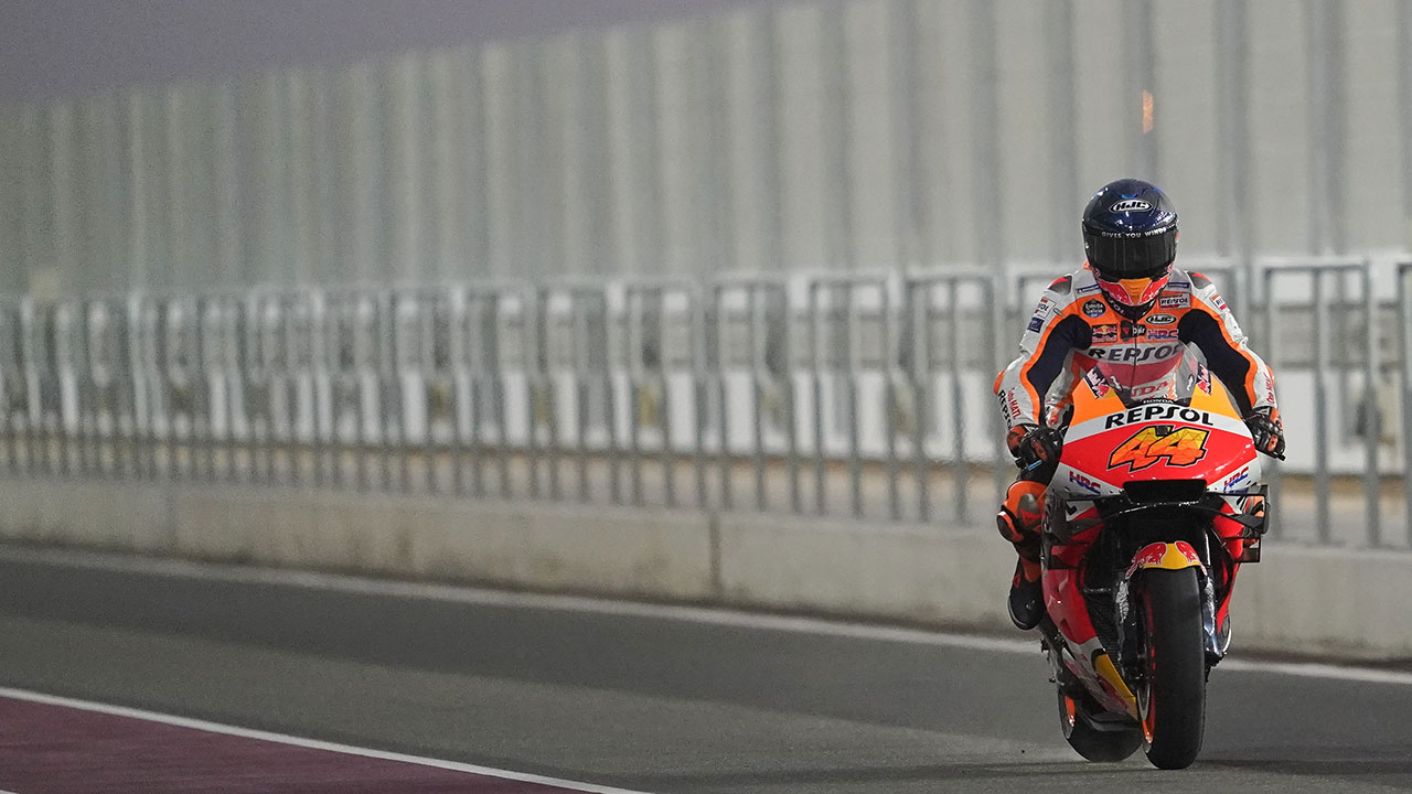 Pol Espargaró en el pitlane en los Test de Catar 2021