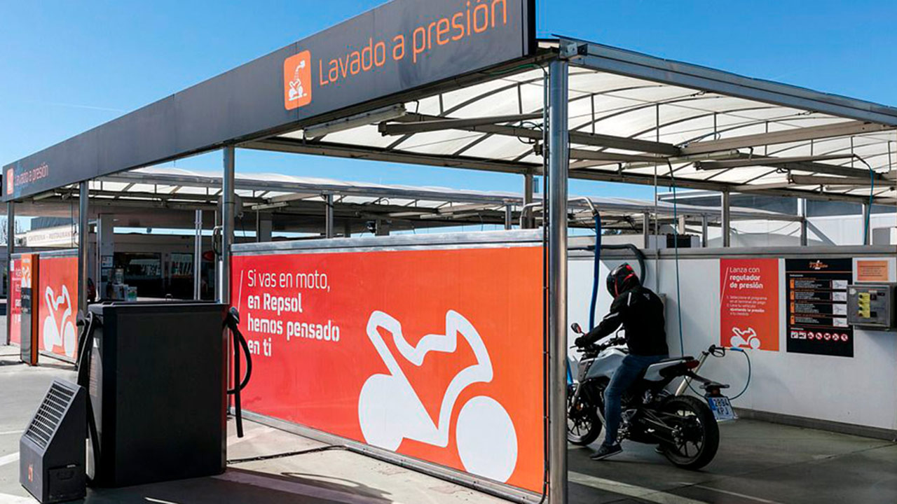 puesto para lavar una moto en una estación de servicio Repsol
