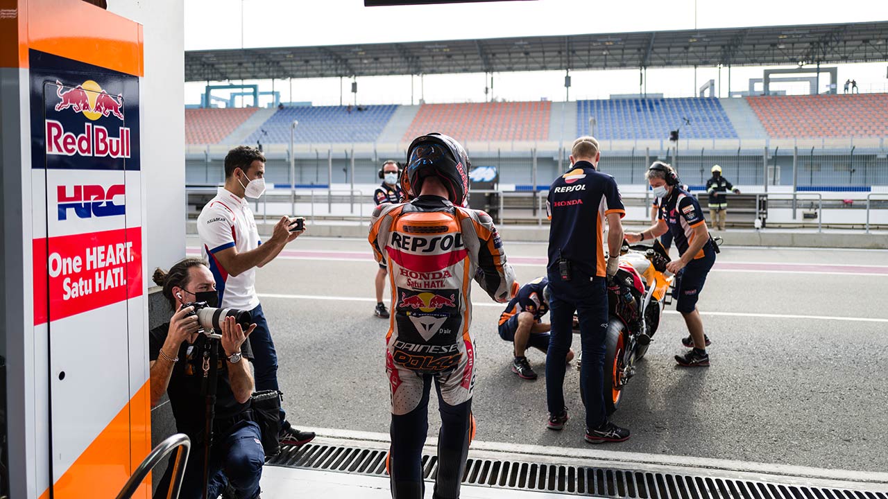 Pol Espargaró saliendo del Box en el circuito de Losail