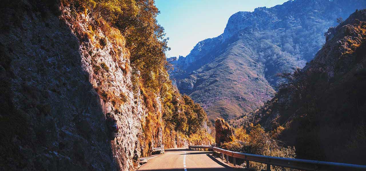 carretera de montaña para rutas en moto en primavera