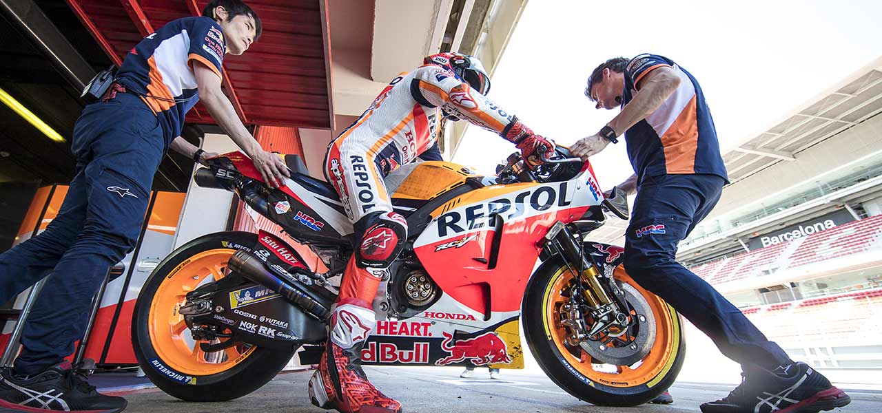 Marc saliendo del Box con la RC213V en Montmeló
