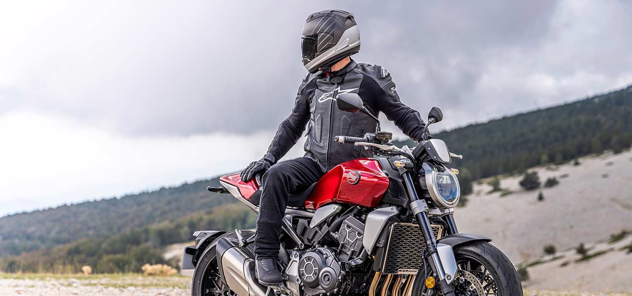 motero con equipamiento para montar en moto