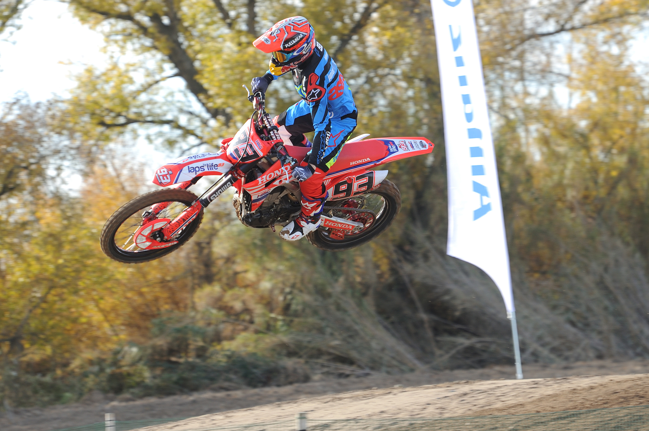 Dani Pedrosa sacandose un selfi en tabla de surf