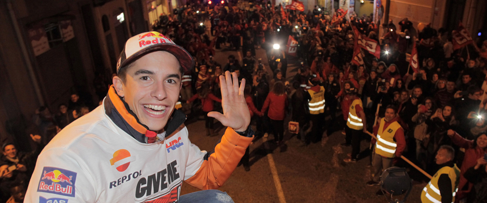 Marc Márquez greets in front of fans