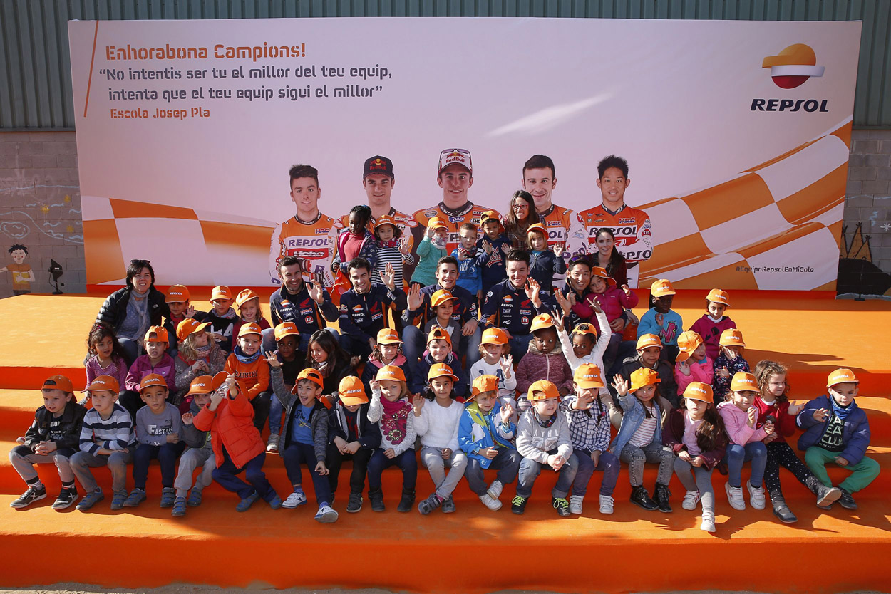 Pilotos repsol con alumnos
