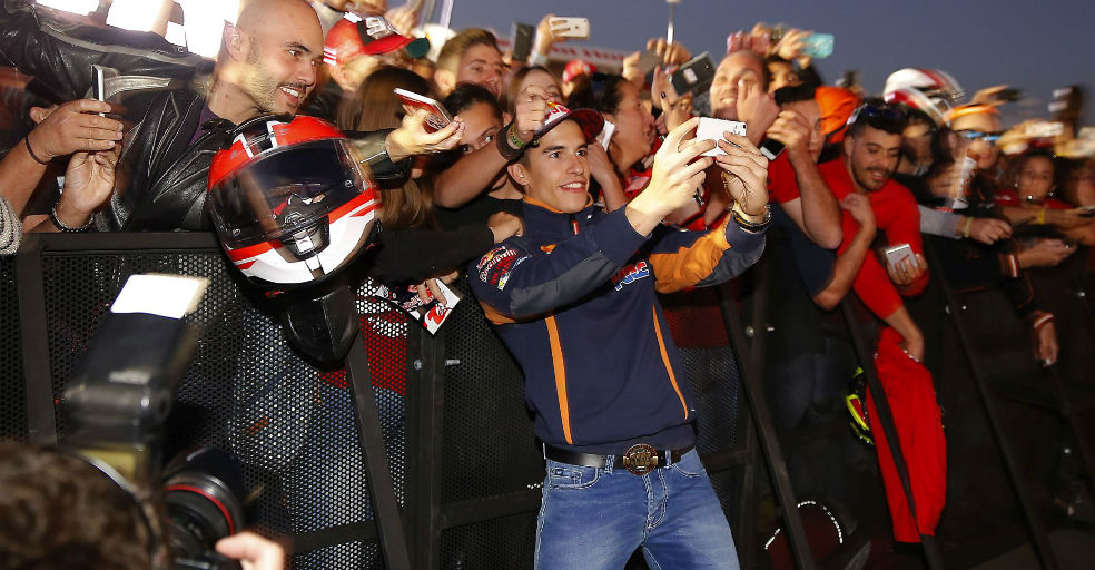 Marc Márquez selfie con fans