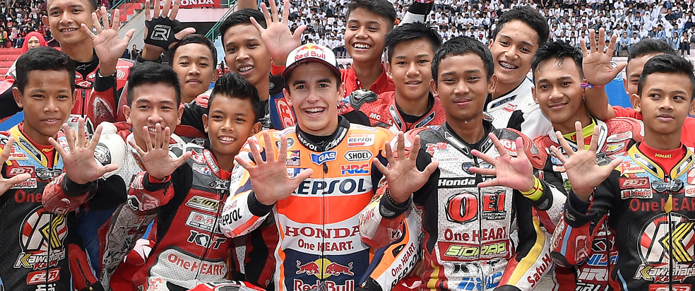 Marc Márquez con fans haciendo el GiveMe5
