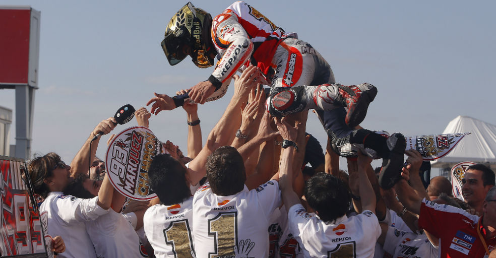 marc márquez celebrando el título con su equipo en motegi