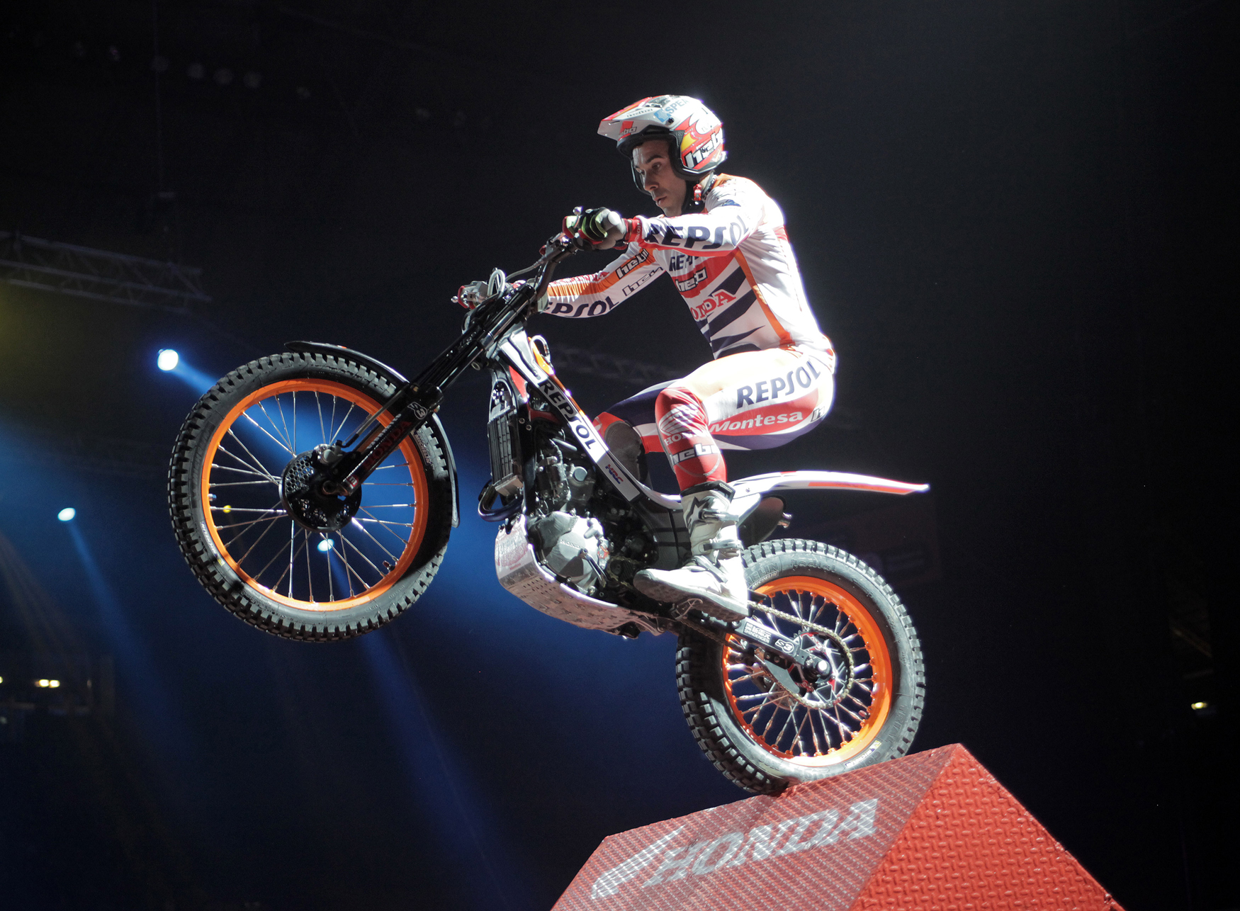 Toni Bou sobre la moto