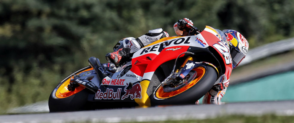 Dani Pedrosa tumbando la moto