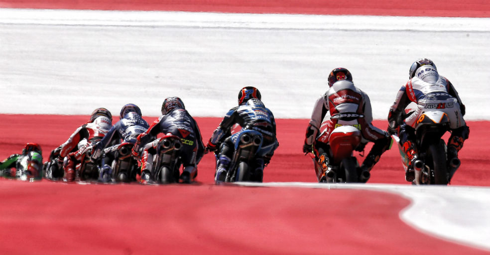 Aron Canet rodando en pelotón