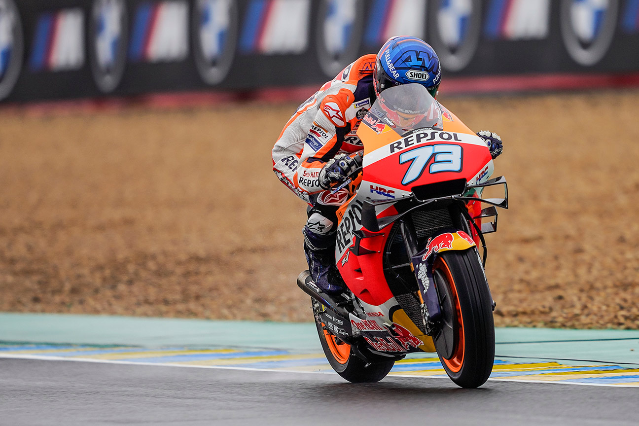 Álex Márquez pilotando la Honda en circuito mojado