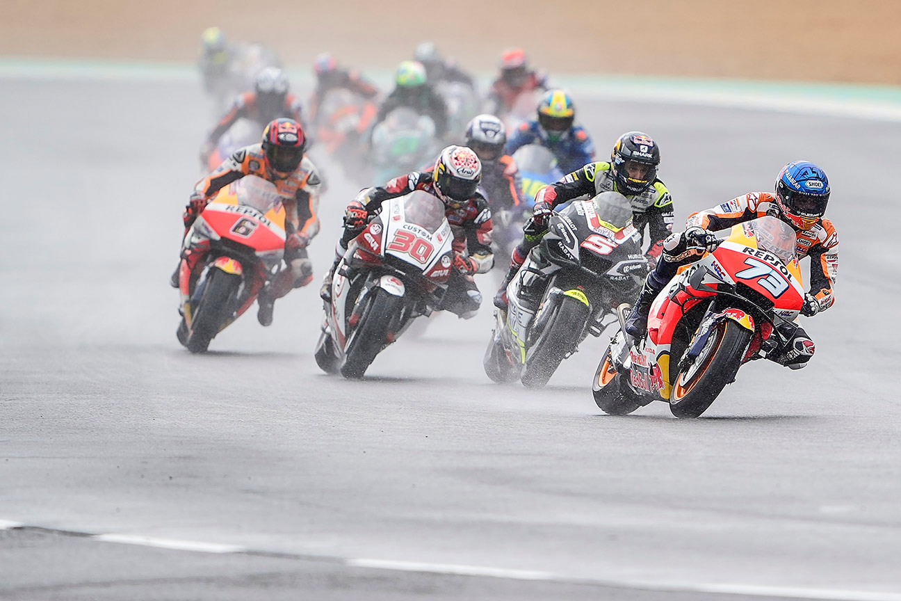 Carrera de MotoGP con lluvia