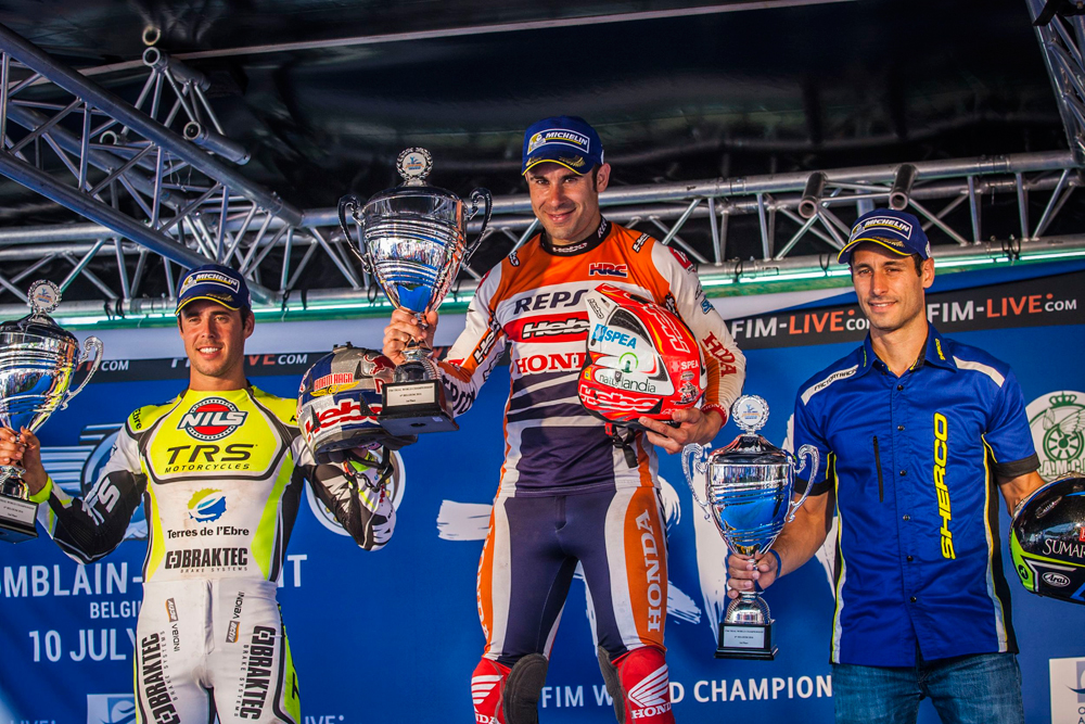 Toni bou en podio con Adam Ragga y Albert Cabestany