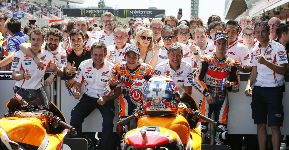Marc Márquez y Dani Pedrosa con posando con el equipo