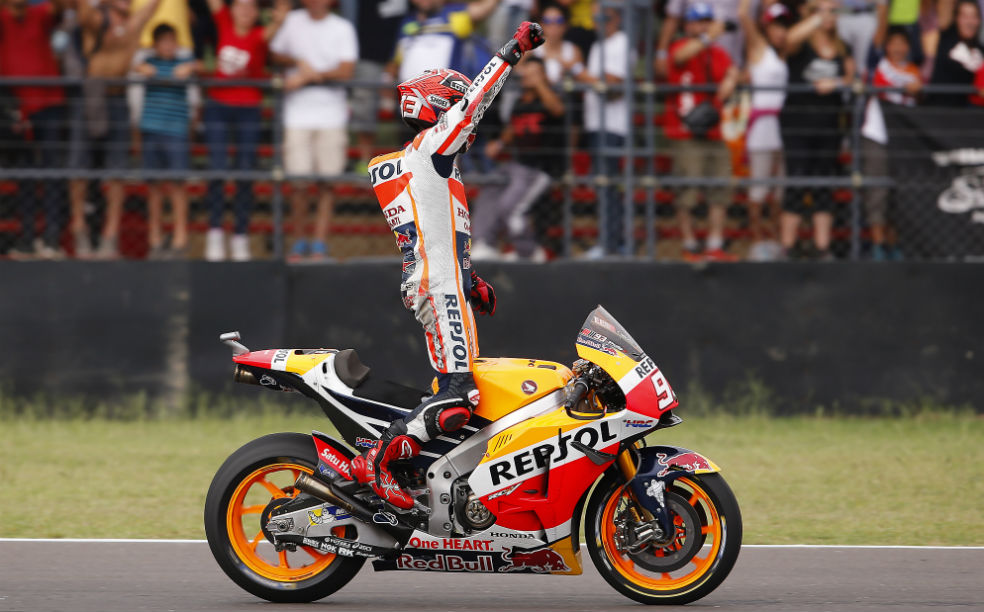 Marc Márquez saluting from the bike