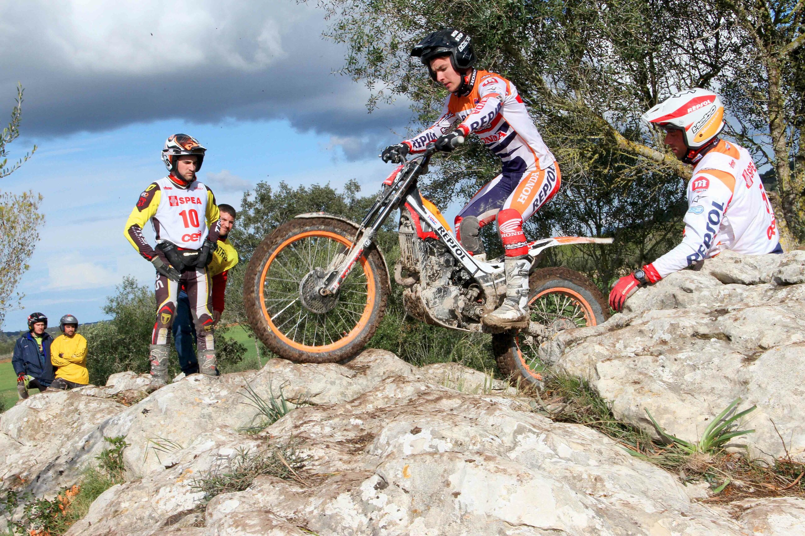 Jaime Busto sobre unas rocas