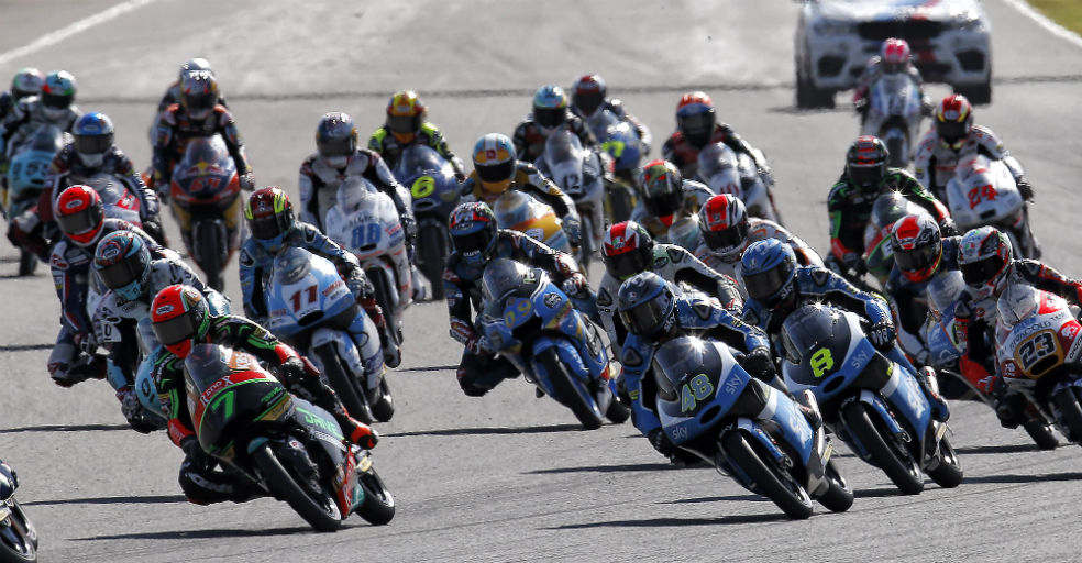 Jorge Navarro rodando en peloton en Moto3