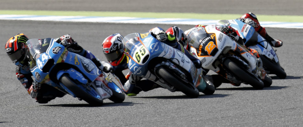 Arón Canet riding with other pilots in Moto3
