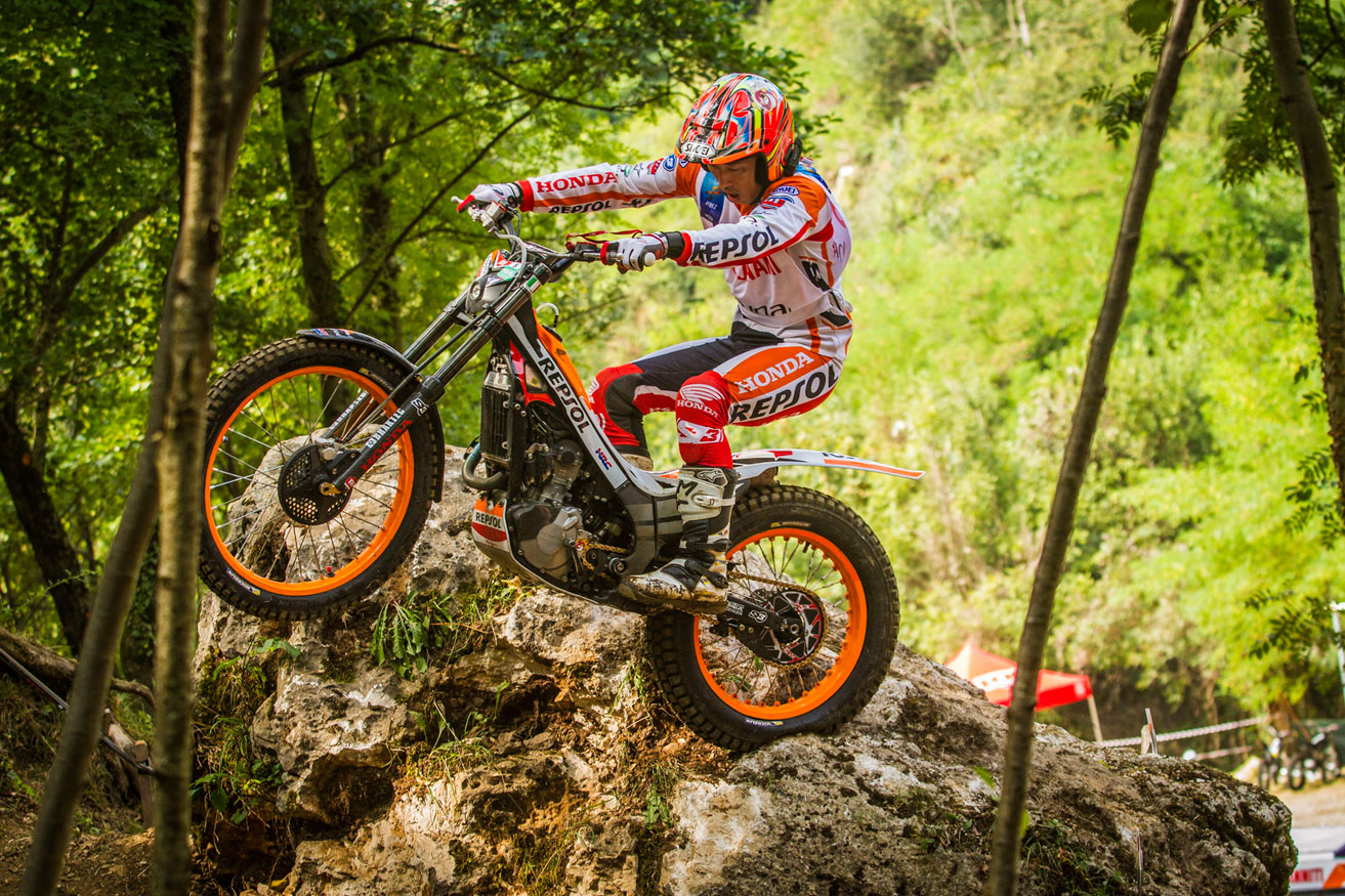 Takahisa Fujinami saltando desde una roca con la moto