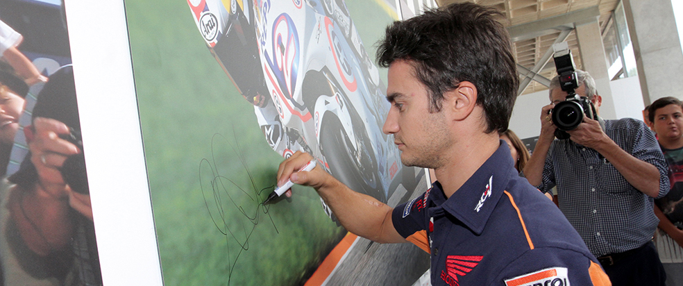 Dani Pedrosa firmando su cuadro