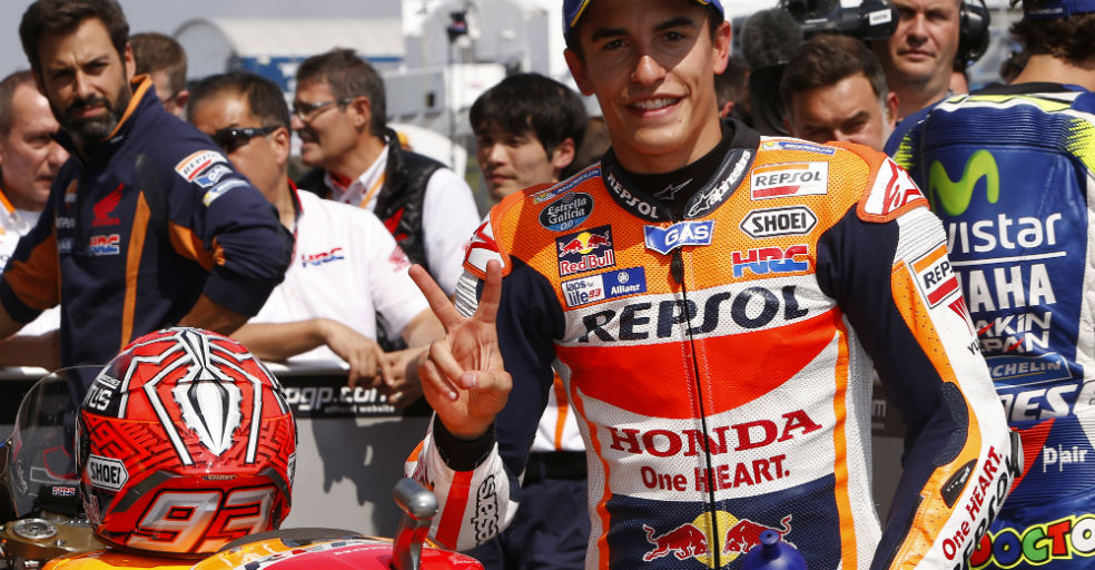 Marc Márquez posando haciendo el símbolo de la victoria