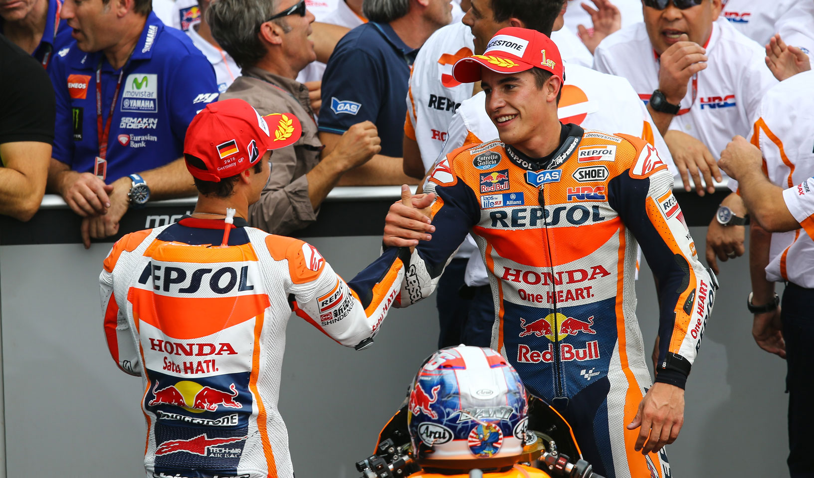 Marc Márquez y Dani Pedrosa felicitandose en el corralillo