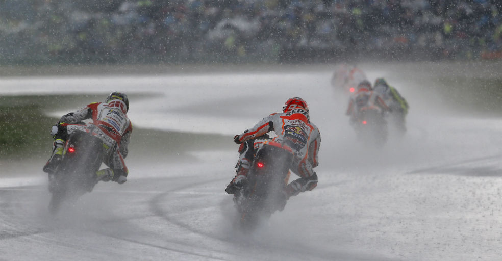 Marc Márquez pilotando bajo la lluvia