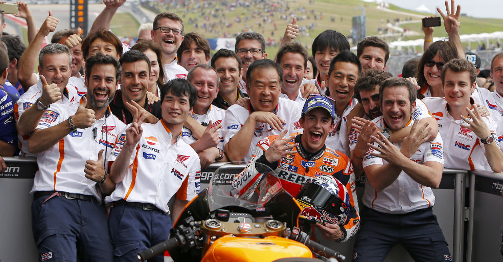 Marc Márquez celebrando la victoria con su equipo
