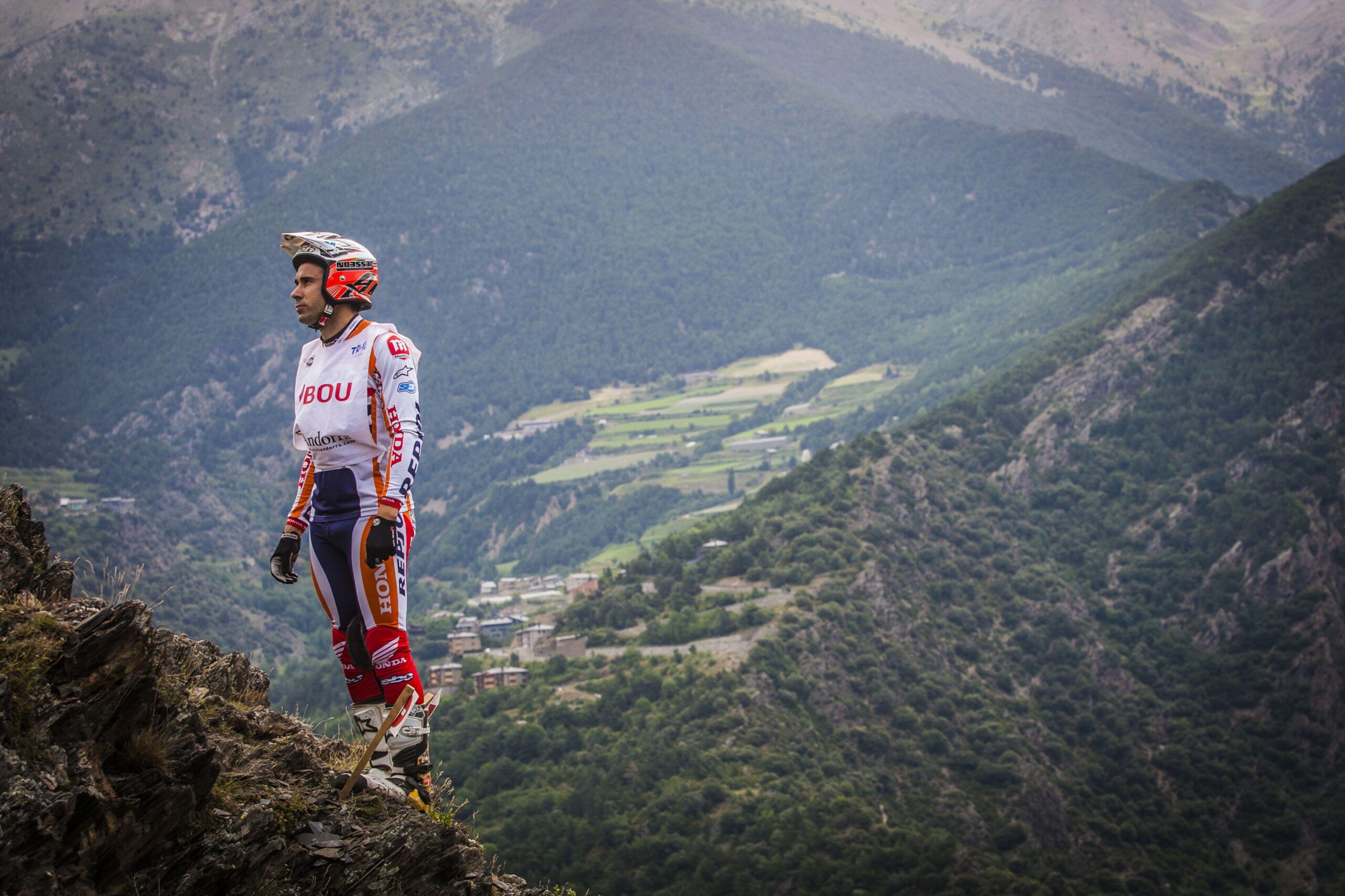 Toni Bou observando una zona de trial