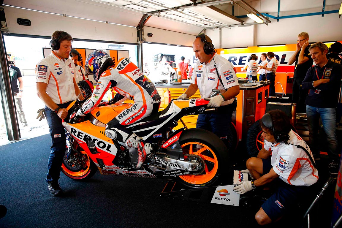 Dani Pedrosa and mechanics in el box