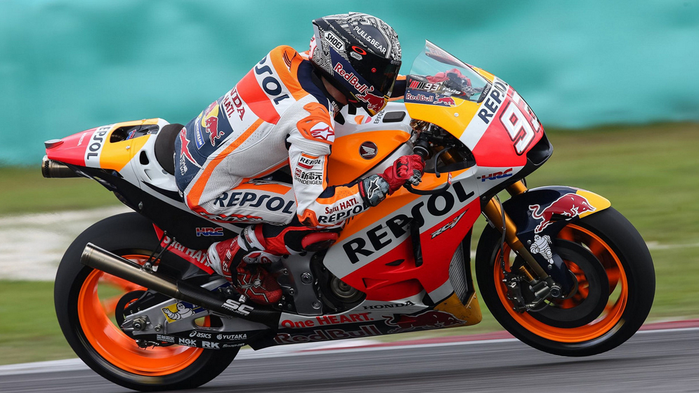 Marc márquez rodando con casco tribal negro