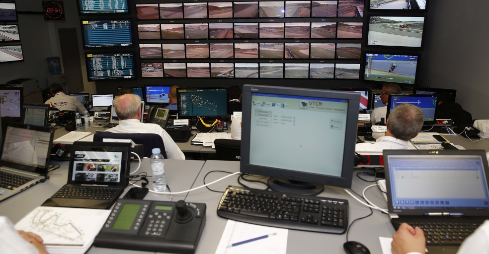 Vista general de los monitores y pantallas en la sala de control de ´dirección de carrera