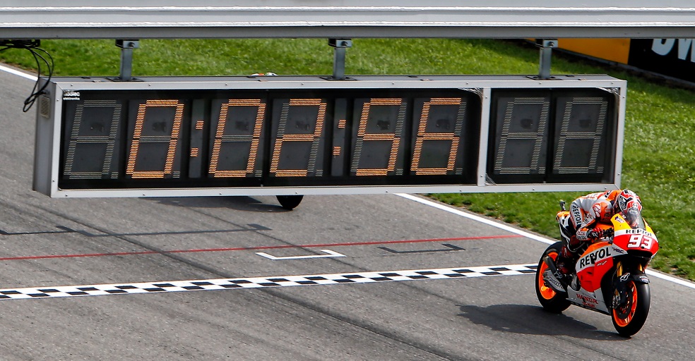 Marc Márquez cruzando la meta en Brno