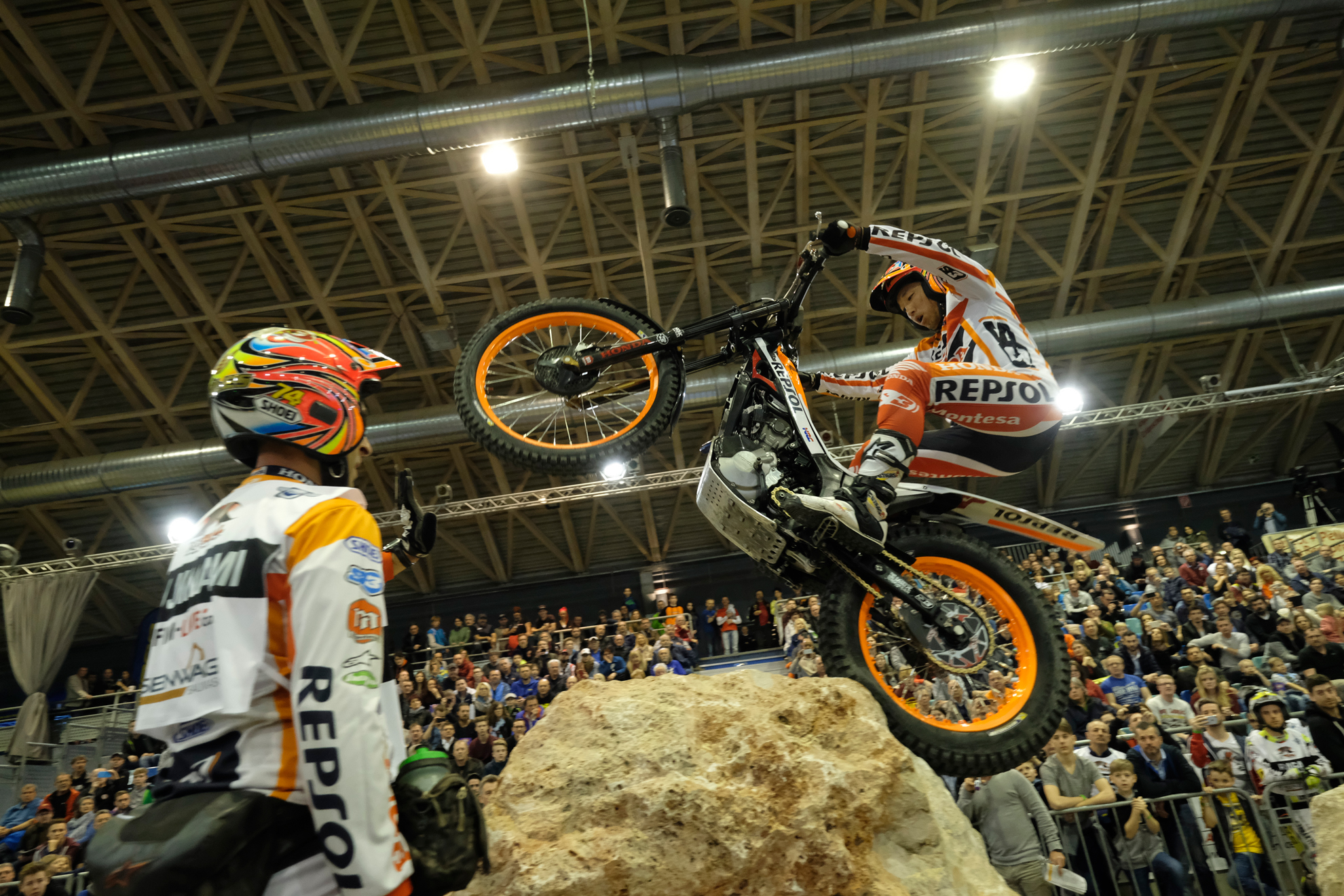 Takahisa Fujinami saltando sobre obstáculo