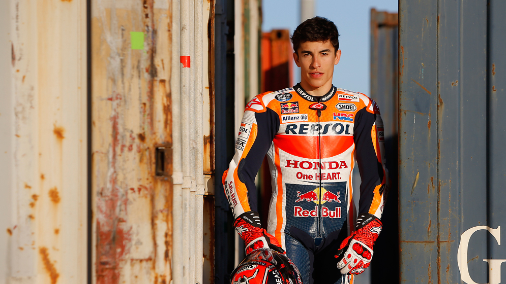 Marc Márquez posing with 2017 racing gear