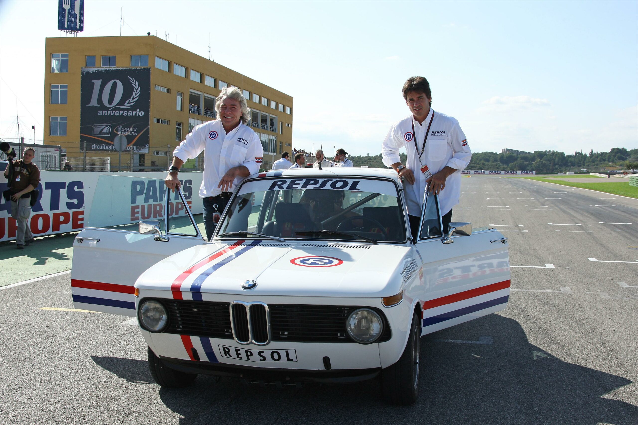 Álex Crivillé y Ángel Nieto con coche blanco de Repsol